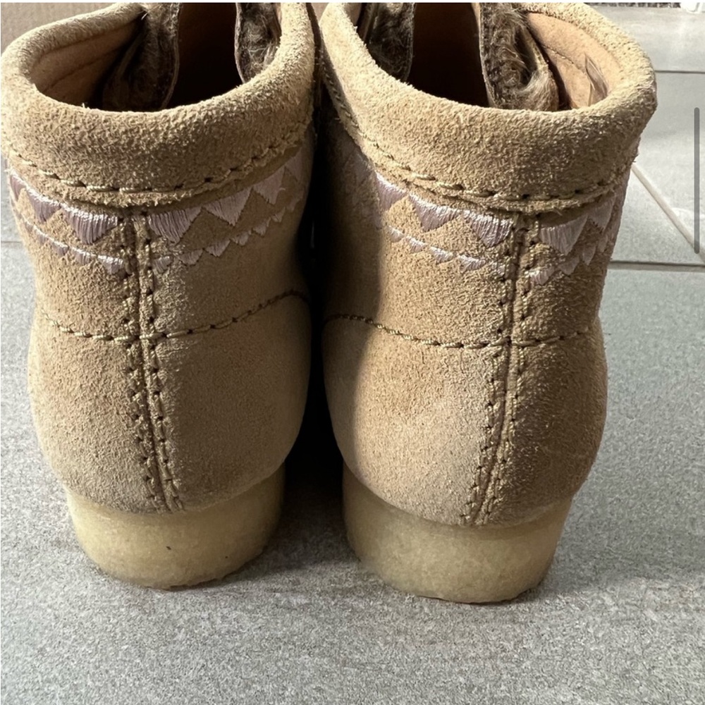 Clarks Wallabee Ankle Boot Women's
SZ 10 M Tan NEW $170 Fur Accent Suede Lace Up - Picture 6 of 10